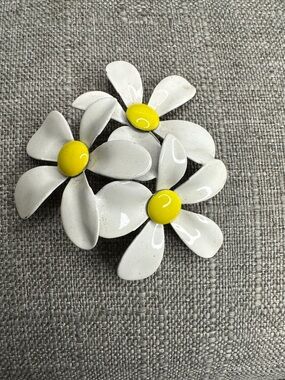 White & Yellow Daisy Flower Brooch Pin - Retro Enamel Floral Cluster